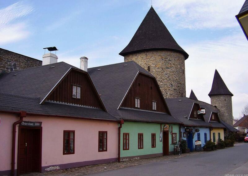 Polička byla založena jako královské město českým králem Přemyslem Otakarem II. v roce 1265. Chaloupky Na Bídě přilepené vně k hradbám.