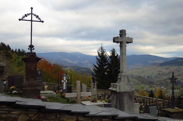 hřbitov v Pasekách s výhledem na Lysou a Kotel