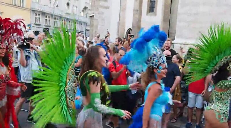 Malá ukázka atmosféry brazilského karnevalového průvodu v Brně.