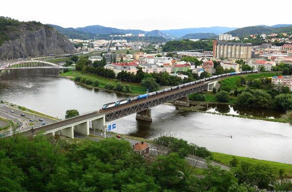 železniční most, v pozadí most dr. E. Beneše