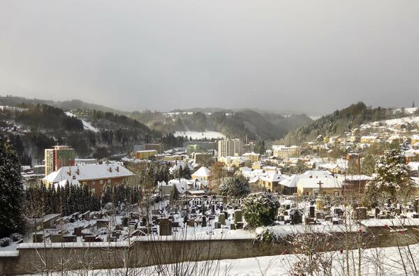 pohled přes hřbitov na údolí Jizery a Železný Brod
