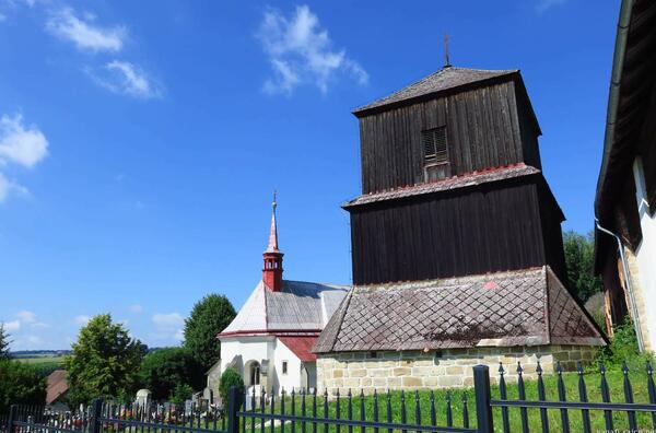 zvonička a hřbitov v Mladějově