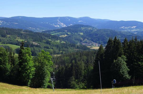 uprostřed pod vrchem Stráž je Jablonec nad Jizerou - sídliště Letná, nad Stráží se tyčí Kotel a Lysá hora se sjezdovkami