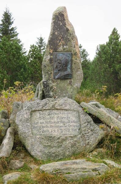 památník básníka Körnera poblíž rozhledny Smrk