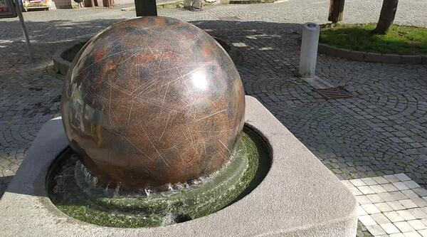 Dobruška - magická koule na náměstí