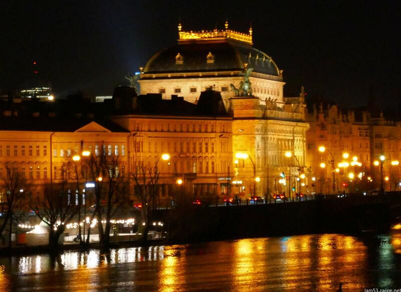 Karlův most - noc - pohled na Národní divadlo