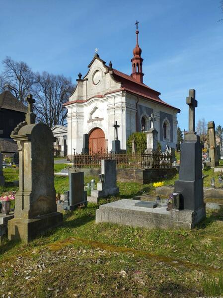 poněkud větší a s honosnými hrobkami je hřbitov v Lomnici nad Popelkou