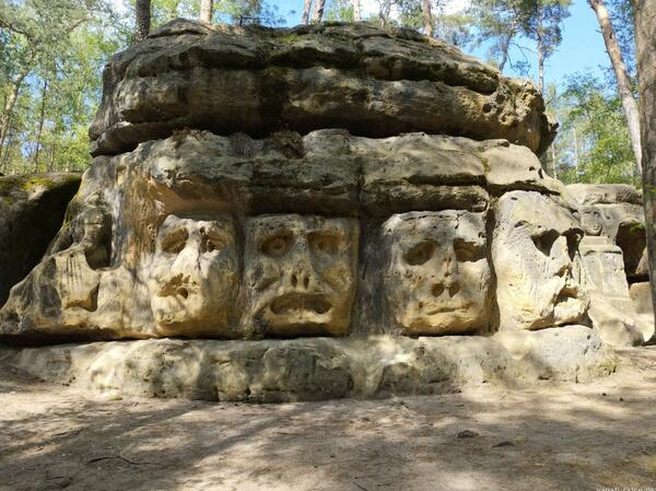 skalní reliéfy Lidské hlavy a Harfenice