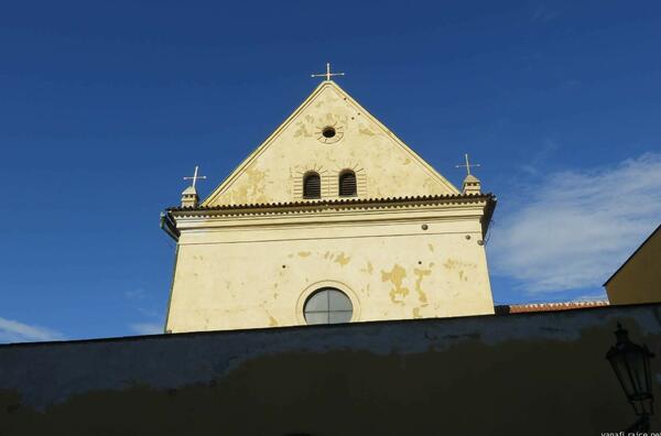 Kostel Panny Marie Královny andělů a dělové koule ve zdi