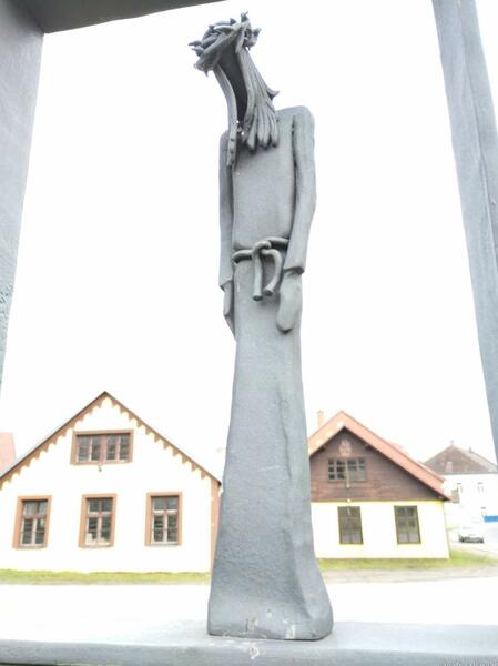 netradiční křížová cesta v Kameničkách - krásná kovářská práce na žulových podstavcích