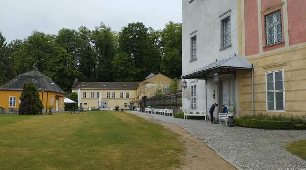 ačkoliv je neděle a počasí nevlídné, zámek máme pro sebe