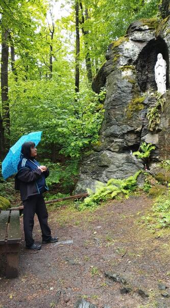 zastevení u Panny Marie na křížové cestě k Boží hoře