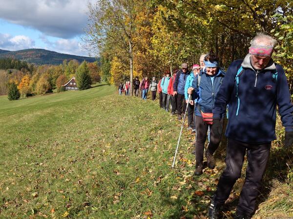 je nás opravdu jak na prvomájový průvod