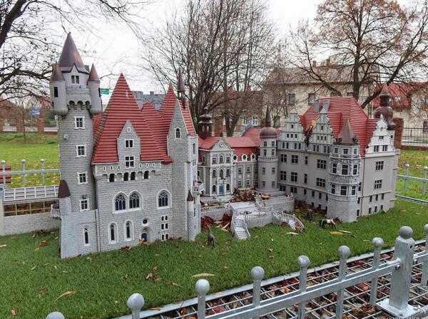 v zámeckém parku se nacházejí tři makety zámků