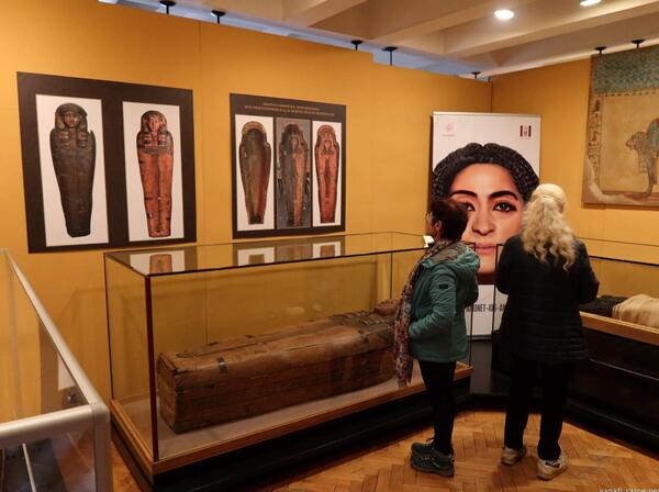 v jedné místnosti jsou pravé egyptské sarkofágy a mumie