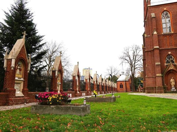 netradiční křížová cesta po obou stranách kostela