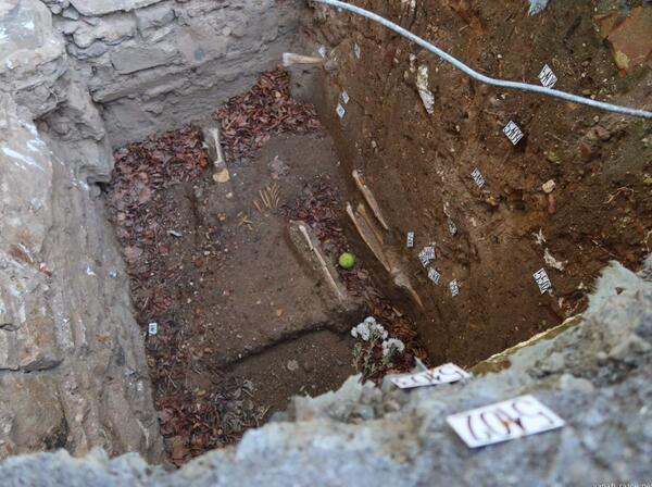 u kostela jsou vidět odkryté staré hroby