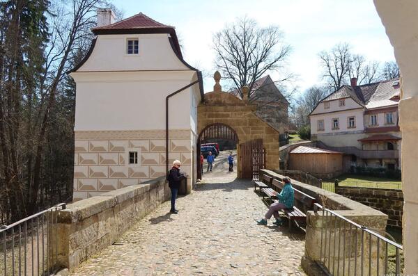 opouštíme brány zámku a vydáváme se do Jablonného