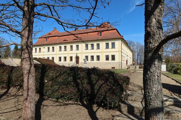 dům vlastnil textilní podnikatel Palme, v r. 1945 zestátněn