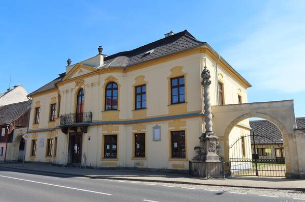 Pachtovský zámeček se sloupem Nejsvětější Trojice