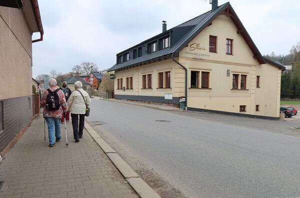 ...a jde se do restauračky