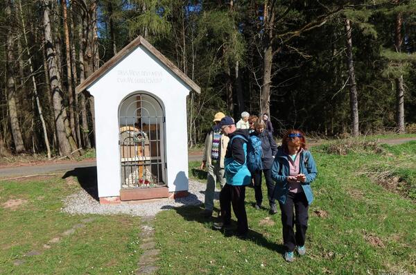 kaplička sv. Kříže a zamyšlení, co znamená latinský nápis