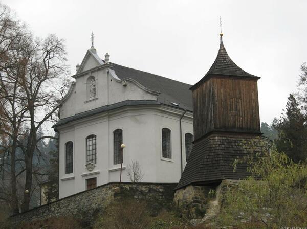 Kostelní vršek s barokním kostelem sv. Jakuba a obnovenou zvonicí